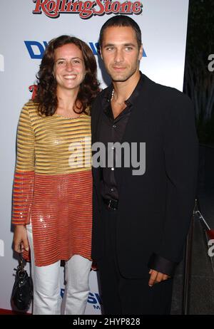 Raoul Bova et sa femme Chiara assistent à la première de Brothers Grimm Los Angeles. Photo : presse britannique Banque D'Images