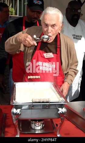 Repas de Thanksgiving pour les sans-abri de la Mission de Los Angeles et du Centre Anne Douglas, organisé par Kirk & Anne Douglas. Photo : presse britannique Banque D'Images