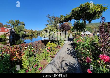 Le pont des fleurs traverse la rivière Deerfield avec les collines ondulantes de l'ouest du Massachusetts comme toile de fond à Shelburne, ma pendant l'automne. Banque D'Images