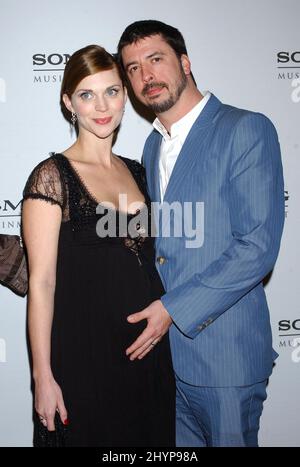 Dave Grohl et son épouse Jordyn Blum assistent à la soirée des Grammy Awards 2006 de Sony au Roosevelt Hotel. Photo : presse britannique Banque D'Images