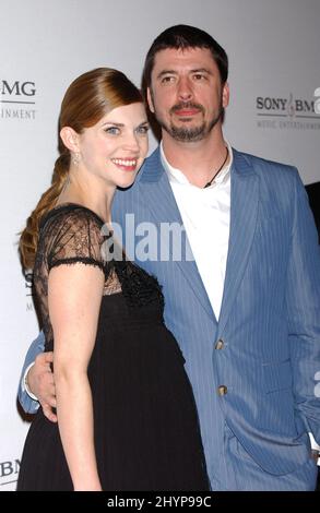 Dave Grohl et son épouse Jordyn Blum assistent à la soirée des Grammy Awards 2006 de Sony au Roosevelt Hotel. Photo : presse britannique Banque D'Images