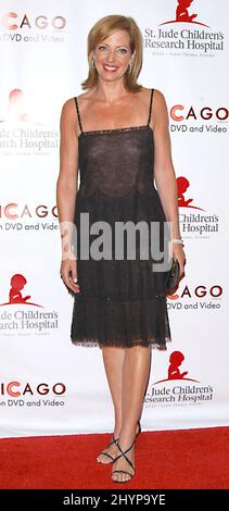 ALLISON JANNEY PARTICIPE AU SALON DE LA MODE DES CÉLÉBRITÉS « PISTE POUR LA VIE » 2ND, AU PROFIT DE ST. HÔPITAL DE RECHERCHE POUR ENFANTS JUDE, À BEVERLY HILLS. IMAGE : PRESSE BRITANNIQUE Banque D'Images