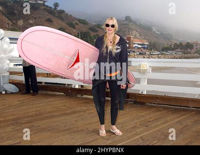 Daryl Hannah assiste à « A Day at the Beach » et « Paddle Out Protest » - organisé par Pierce Brosnan et Laird Hamilton à Malibu Surfrider Beach. Photo : presse britannique Banque D'Images