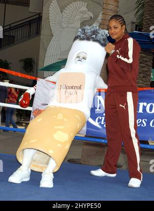 LAILA ALI COMBAT L'HOMME QUI A ENVIE D'ENCOURAGER LES 1,7 MILLIONS DE FUMEURS DE L.A. À BATTRE LES ENVIES DE CIGARETTES. IMAGE : PRESSE BRITANNIQUE Banque D'Images