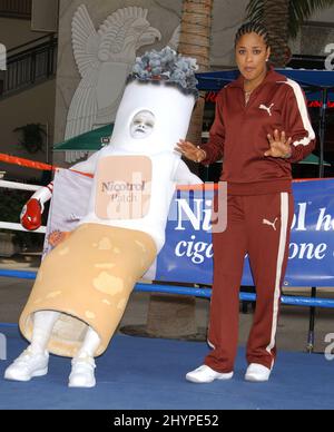 LAILA ALI COMBAT L'HOMME QUI A ENVIE D'ENCOURAGER LES 1,7 MILLIONS DE FUMEURS DE L.A. À BATTRE LES ENVIES DE CIGARETTES. IMAGE : PRESSE BRITANNIQUE Banque D'Images