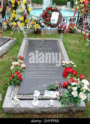 Tombe de Gladys Presley à Graceland. Photo : presse britannique Banque D'Images