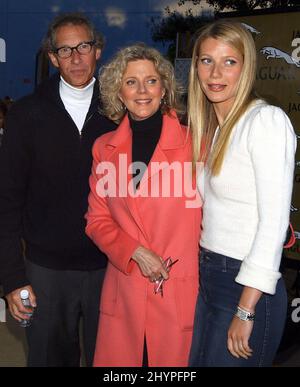 Gwyneth Paltrow, père Bruce et mère Blythe Danner assistent à la première de Austin Powers Goldmember en Californie. Photo : presse britannique Banque D'Images