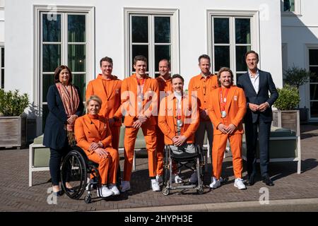 LA HAYE, PAYS-BAS - MARS 15 : Les athlètes paralympiques et le personnel de l'équipe paralympique des pays-Bas posent pour une photo avec le ministre néerlandais des soins de longue durée et du sport Conny Helder et le Premier ministre néerlandais Mark Rutte lors de la cérémonie des athlètes paralympiques à Catshuis le 15 mars 2022 à la Haye, Pays-Bas (photo de Jeroen Meuwsen/BSR Ageny) NOCNSF Banque D'Images