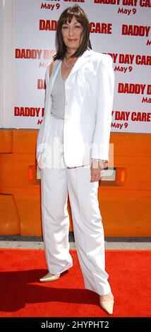 ANJELICA HUSTON ASSISTE À LA PREMIÈRE DE 'DADDY DAY CARE' AU MANN NATIONAL THEATRE, WESTWOOD. IMAGE : PRESSE BRITANNIQUE Banque D'Images