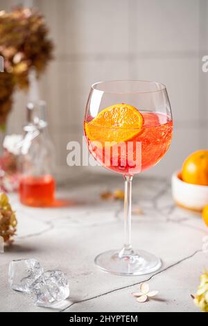 Cocktail italien Aperol Spritz avec tranches d'orange sur table en pierre grise.Boisson d'été, sangria maison.Copier l'espace Banque D'Images
