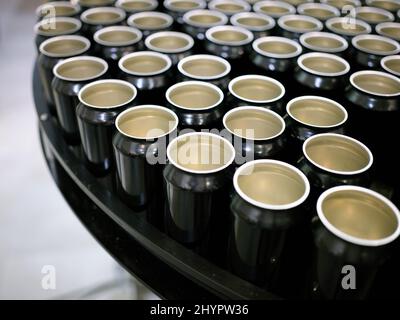 Groupe de canettes de bière vides sur une plate-forme d'une usine d'emballage de brasserie Banque D'Images