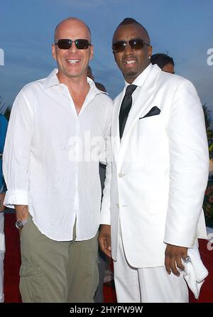 Bruce Willis et Sean 'P. Diddy'Combs participe aux MTV Music Video Awards 2004 à Miami, en Floride. Photo : presse britannique Banque D'Images