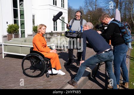 LA HAYE, PAYS-BAS - MARS 15: Le chef de mission Esther Vergeer des pays-Bas s'entretient à la presse lors de la cérémonie des athlètes paralympiques à Catshuis le 15 mars 2022 à la Haye, pays-Bas (photo de Jeroen Meuwsen/BSR Ageny) NOCNSF Banque D'Images