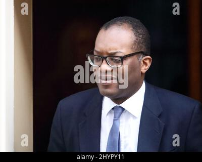 Londres, Royaume-Uni. 15th mars 2022. Le secrétaire d'entreprise Kwasi Kwarteng part après la réunion hebdomadaire du Cabinet au n° 10 Downing Street. Credit: Uwe Deffner/Alay Live News Banque D'Images