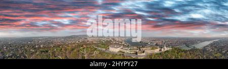 Vue panoramique sur la Citadelle de Budapest et les gratte-ciel de la ville au crépuscule, en Hongrie. Banque D'Images