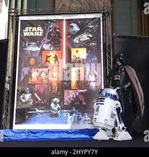 Darth Maul, R2-D2, Darth Vader, Princess Leia & Boba Fett USPS fêtez le 30th anniversaire de Star Wars avec un aperçu du timbre commémoratif Star Wars qui se tiendra au théâtre chinois de Grauman. Photo : presse britannique Banque D'Images