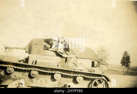 Deuxième Guerre mondiale WW2 des soldats allemands envahissent la Russie - 21 juillet 1941, wehrmacht - Vicebsk, rivière Daugava, Bélarus - opération Barbarossa - abandonné le char russe Banque D'Images