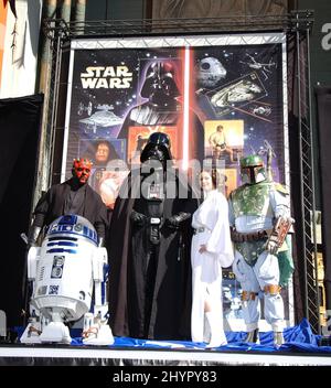 Darth Maul, R2-D2, Darth Vader, Princess Leia & Boba Fett USPS fêtez le 30th anniversaire de Star Wars avec un aperçu du timbre commémoratif Star Wars qui se tiendra au théâtre chinois de Grauman. Photo : presse britannique Banque D'Images