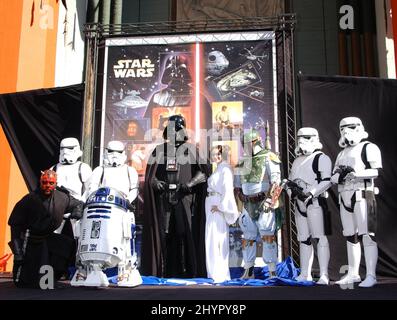 Darth Maul, R2-D2, Darth Vader, Princess Leia & Boba Fett USPS fêtez le 30th anniversaire de Star Wars avec un aperçu du timbre commémoratif Star Wars qui se tiendra au théâtre chinois de Grauman. Photo : presse britannique Banque D'Images