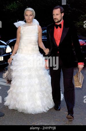 Le prince héritier Haakon et la princesse Mette Marit de Norvège assistent à la fête d'anniversaire 40th du prince héritier Pavlos de Grèce à Chelsea, Londres. Photo : presse britannique Banque D'Images