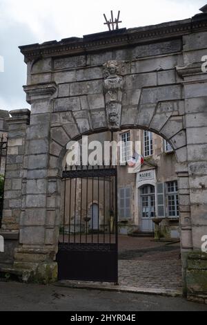 Vezelay, France - 23 février 2022 : l'abbaye de Vezelay est un monastère bénédictin et cluniac situé en Bourgogne-Franche-Comte. Nuageux jour d'hiver. Sélection Banque D'Images