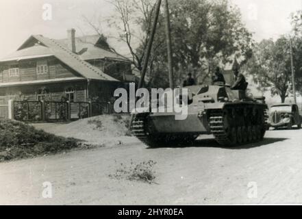 Deuxième Guerre mondiale WW2 des soldats allemands envahissent l'URSS - 22 juillet 1941, wehrmacht - Vicebsk, Bélarus - opération Barbarossa - des soldats allemands sur le char panzer III Banque D'Images