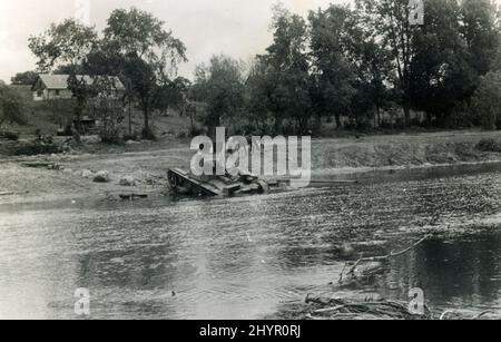 La Seconde Guerre mondiale WW2 des soldats allemands envahissent l'URSS - 22 juillet 1941, wehrmacht - Vicebsk, Bélarus - opération Barbarossa - char russe de panzer détruit Banque D'Images