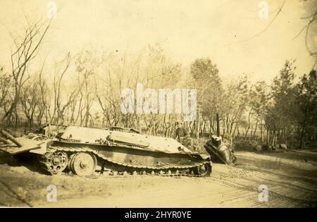 La Seconde Guerre mondiale WW2 des soldats allemands envahissent l'URSS - 22 juillet 1941, wehrmacht - Vicebsk, Bélarus - opération Barbarossa - char russe de panzer détruit Banque D'Images