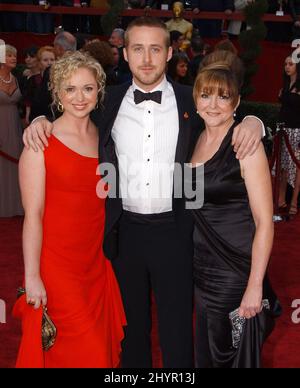 Ryan Gosling, sa mère Donna et sa sœur Mandi assistent aux Oscars annuels 79th au Kodak Theatre. Photo : presse britannique Banque D'Images