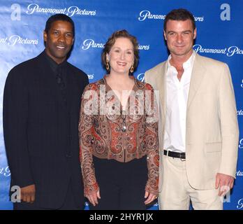 Denzel Washington, Meryl Streep et Liev Schreiber font la promotion du « candidat manchurien » au ShoWest 2004 à Las Vegas. Photo : presse britannique Banque D'Images