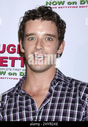 Michael Urie assiste à Ugly Betty: Le lancement complet du DVD de la première saison à Hollywood, Californie. Photo : presse britannique Banque D'Images