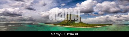 Le Morne Brabant à l'Ile Maurice. Une vue aérienne de la plage, forêt et montagne. Banque D'Images