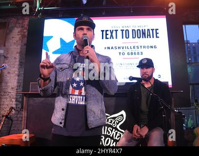 Chuck Wicks et Chase Irwin sur scène au Whiskey Row Tornado relief concert organisé par Mitchell Tenpenny & Friends au Dierks Bentley's Whiskey Row à Nashville, Tennessee., le 9 mars 2020 Banque D'Images