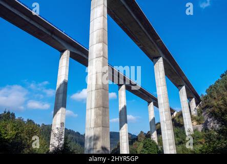 Grands ponts routiers renforcés en béton s'étendant sur les vallées du nord de l'Espagne Banque D'Images