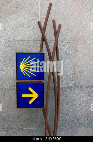 Flèches jaunes modernes et symbole de coquillages dirigeant les pèlerins sur le Camino de Santiago dans le nord de l'Espagne Banque D'Images