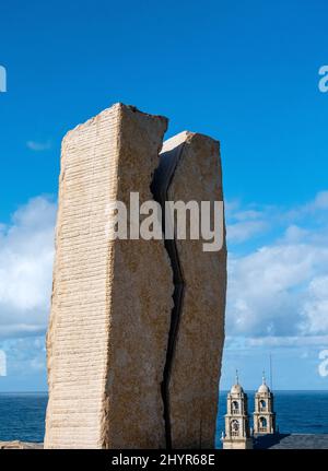 La sculpture A Ferida du sculpteur Alberto Bañuelos-Fournier à Muxía, A Coruña, Espagne Banque D'Images