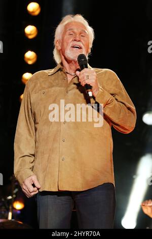 PHOTO DU FICHIER: La superstar de la musique country Kenny Rogers est passée de causes naturelles à la maison en Géorgie entouré par la famille à l'âge de 81 ans. 6 juin 2013 Nashville, TN Kenny Rogers 2013 CMA Music Festival concerts de nuit au LP Field Banque D'Images