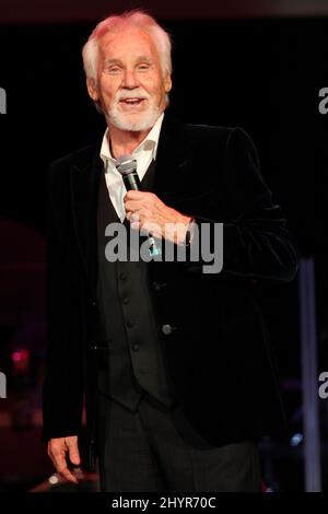 PHOTO DU FICHIER: La superstar de la musique country Kenny Rogers est passée de causes naturelles à la maison en Géorgie entouré par la famille à l'âge de 81 ans. 20 septembre 2010 Nashville, TN. Le Kenny Rogers Academy of Country Music Awards rend hommage à l'auditorium Ryman Banque D'Images