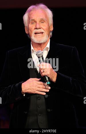 PHOTO DU FICHIER: La superstar de la musique country Kenny Rogers est passée de causes naturelles à la maison en Géorgie entouré par la famille à l'âge de 81 ans. 20 septembre 2010 Nashville, TN. Le Kenny Rogers Academy of Country Music Awards rend hommage à l'auditorium Ryman Banque D'Images