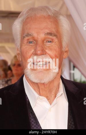 PHOTO DU FICHIER: La superstar de la musique country Kenny Rogers est passée de causes naturelles à la maison en Géorgie entouré par la famille à l'âge de 81 ans. 27 octobre 2013 Nashville, TN. Cérémonie du médaillon Kenny Rogers au Country Music Hall of Fame Banque D'Images