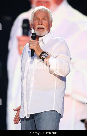 PHOTO DU FICHIER: La superstar de la musique country Kenny Rogers est passée de causes naturelles à la maison en Géorgie entouré par la famille à l'âge de 81 ans. 9 juin 2012 Nashville, TN. Kenny Rogers 2012 CMA Music Festival concerts de nuit à LP Field Banque D'Images