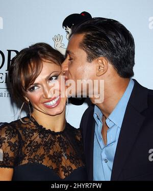 Karina Smirnoff et Mario Lopez à Padres Contra El cancer, le gala annuel de remise « El Sueno de Esperanza » 7th qui a eu lieu au Lot, West Hollywood. Banque D'Images