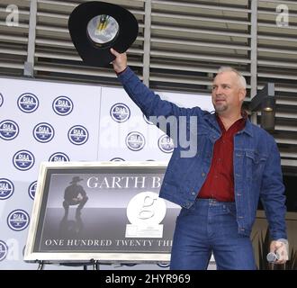 Garth Brooks a nommé le numéro 1 de l'artiste solo de vente dans l'histoire des États-Unis par l'Association de l'industrie de l'enregistrement de l'Amérique lors d'une cérémonie qui s'est tenue devant le Capitol Records Building à Hollywood. Banque D'Images