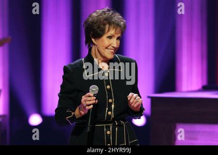 PHOTO DU DOSSIER : Jan Howard, membre de 49 ans du chanteur de pays de Grand Ole Opry, est décédé le 28 mars à l'âge de 91 ans à Gallatin, Tennessee. Jan Howard est vu sur la scène du Grand Ole Opry le 9 octobre 2010 à la maison du Grand Ole Opry à Nashville, Tennessee. Banque D'Images