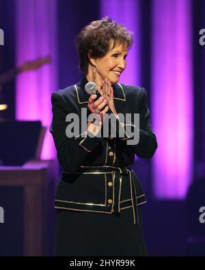 PHOTO DU DOSSIER : Jan Howard, membre de 49 ans du chanteur de pays de Grand Ole Opry, est décédé le 28 mars à l'âge de 91 ans à Gallatin, Tennessee. Jan Howard est vu sur la scène du Grand Ole Opry le 9 octobre 2010 à la maison du Grand Ole Opry à Nashville, Tennessee. Banque D'Images