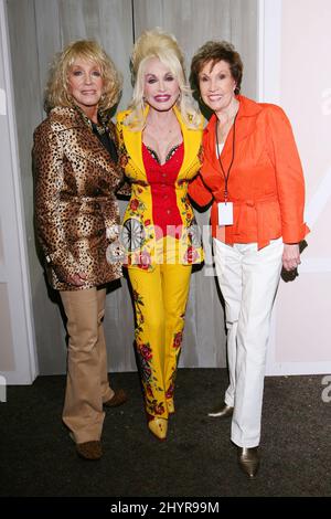 PHOTO DU DOSSIER : Jan Howard, membre de 49 ans du chanteur de pays de Grand Ole Opry, est décédé le 28 mars à l'âge de 91 ans à Gallatin, Tennessee. Hommage de Dolly Parton à porter Wagoner avec Jeannie Seely et Jan Howard Dollywood Pigeon Forge, Tennessee le 12 avril 2008 Banque D'Images