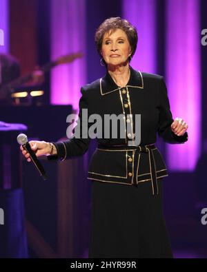 PHOTO DU DOSSIER : Jan Howard, membre de 49 ans du chanteur de pays de Grand Ole Opry, est décédé le 28 mars à l'âge de 91 ans à Gallatin, Tennessee. Jan Howard est vu sur la scène du Grand Ole Opry le 9 octobre 2010 à la maison du Grand Ole Opry à Nashville, Tennessee. Banque D'Images