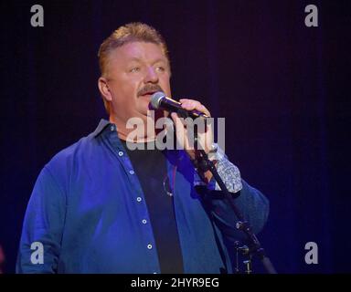 Le chanteur de campagne Joe Diffie est passé à l'âge de 62 ans après avoir subi des complications dues au coronavirus le 29 mars 2020. Joe Diffie est en scène au Prix annuel de l'ACM 12th qui a eu lieu au Ryman Auditorium le 22 août 2018 à Nashville, TN. Banque D'Images