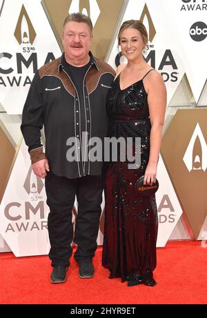 Le chanteur de campagne Joe Diffie est passé à l'âge de 62 ans après avoir subi des complications dues au coronavirus le 29 mars 2020. Joe Diffie arrive aux CMA Awards 53rd qui se tiennent à Bridgestone Arena le 13 novembre 2019 à Nashville, TN. Arroyo-OConnor/ AFF-USA.COM Banque D'Images