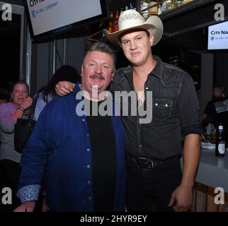 Le chanteur de campagne Joe Diffie est passé à l'âge de 62 ans après avoir subi des complications dues au coronavirus le 29 mars 2020. Joe Diffie et Joe Pardi lors de la fête annuelle de 12th de l'ACM Honors After, tenue au Dierks Bentley's Whiskey Row le 22 août 2018 à Nashville, TN. Banque D'Images